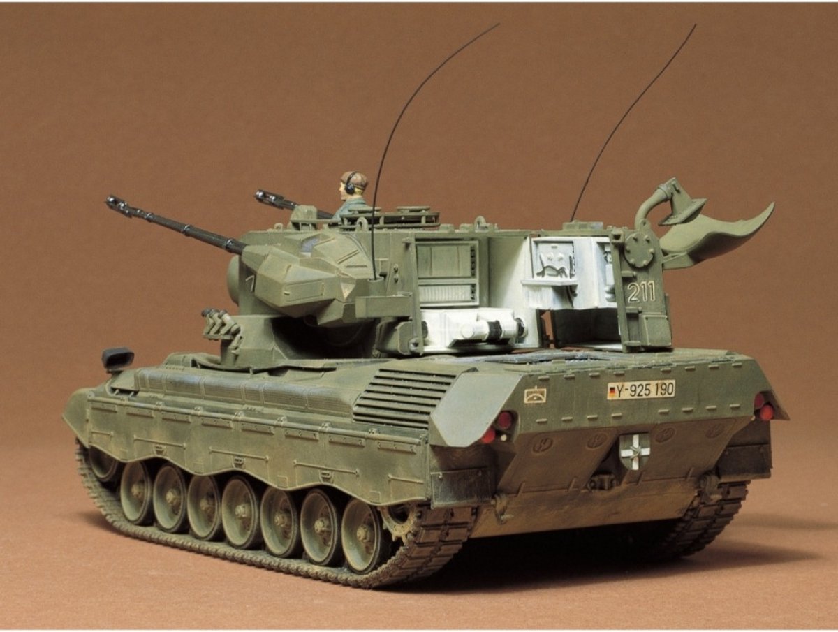 Tamiya Modellbausatz Militärfahrzeuge – 35099 BW Flak-Panzer Gepard mit 1 Figur aus Kunststoff – 1:35 – Modellbausatz