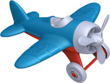 Grünes Spielzeugflugzeug - blau