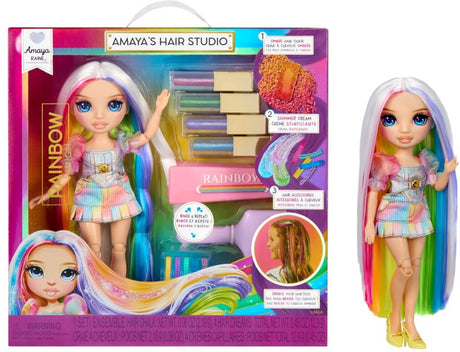 Rainbow High Amayas Haarstudio – Kreieren Sie glänzende, glitzernde Frisuren mit einer exklusiven Puppe mit extra langen Haaren, waschbarer Haarfarbe sowie Puppenkleidung und -accessoires – superspaßiges Spielset für Kinder ab 4 Jahren