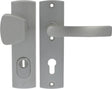 Axa veiligheidsbeslag duwer-kruk - kortschild - pc72 - type 6675-51 - met kerntrekbeveiliging - skg*** - rvs