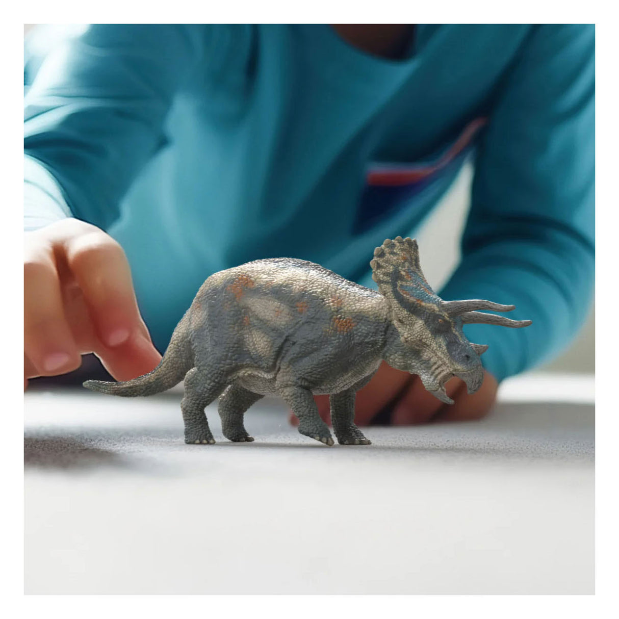 Schleich Dinosaurierspielzeug Triceratops mit beweglichem Kopf.