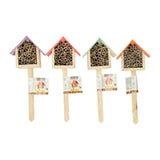 Houten insectenhotel op prikker