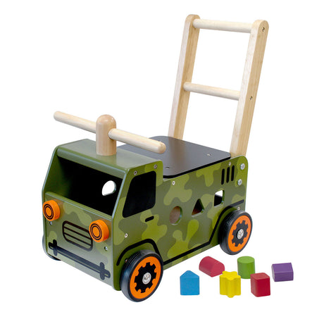 Ich laufe mit Spielzeug und schiebe einen Armeelastwagen