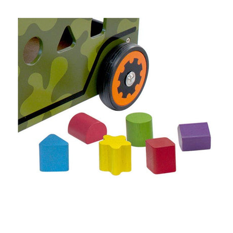 Ich laufe mit Spielzeug und schiebe einen Armeelastwagen