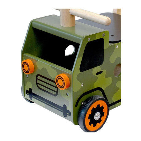 Ich laufe mit Spielzeug und schiebe einen Armeelastwagen