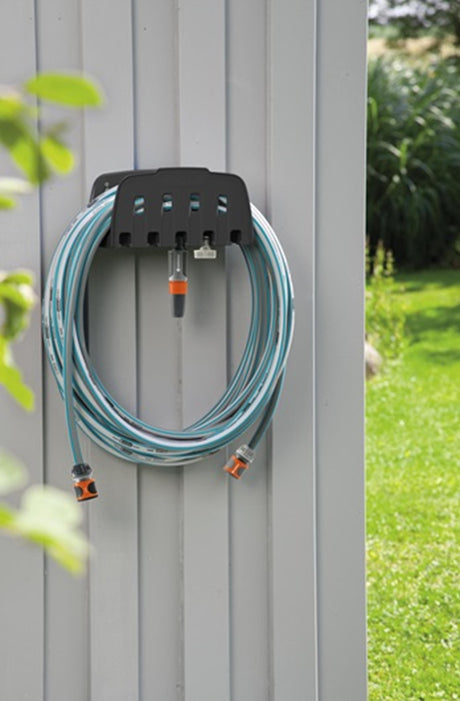 Gardena Gartenschlauchset 13mmx20m mit Wandhalter, Kupplungen und Sprühgerät.