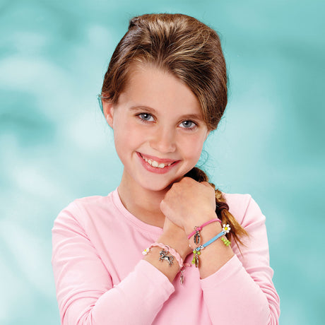 Totum Pretty Pony – Bastelset zur Herstellung von Pferdeschmuck – Bettelarmbänder mit Hufeisen- und Pferdeanhängern herstellen – kreatives Spielzeug-Bastelset für Mädchen – Geschenktipp
