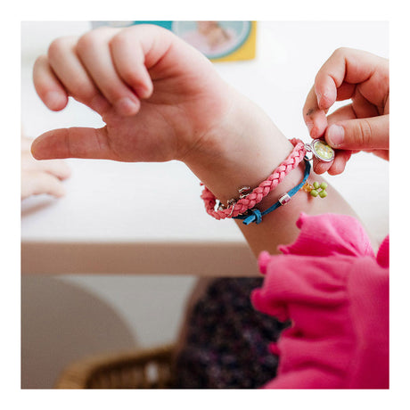Totum Pretty Pony – Bastelset zur Herstellung von Pferdeschmuck – Bettelarmbänder mit Hufeisen- und Pferdeanhängern herstellen – kreatives Spielzeug-Bastelset für Mädchen – Geschenktipp