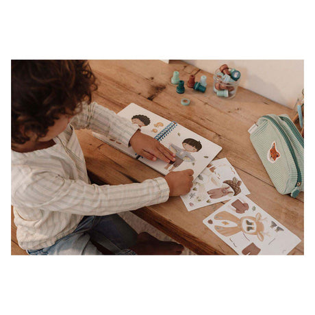 Little Dutch Anzieh-Stickerbuch „Jim Forest Friends“.