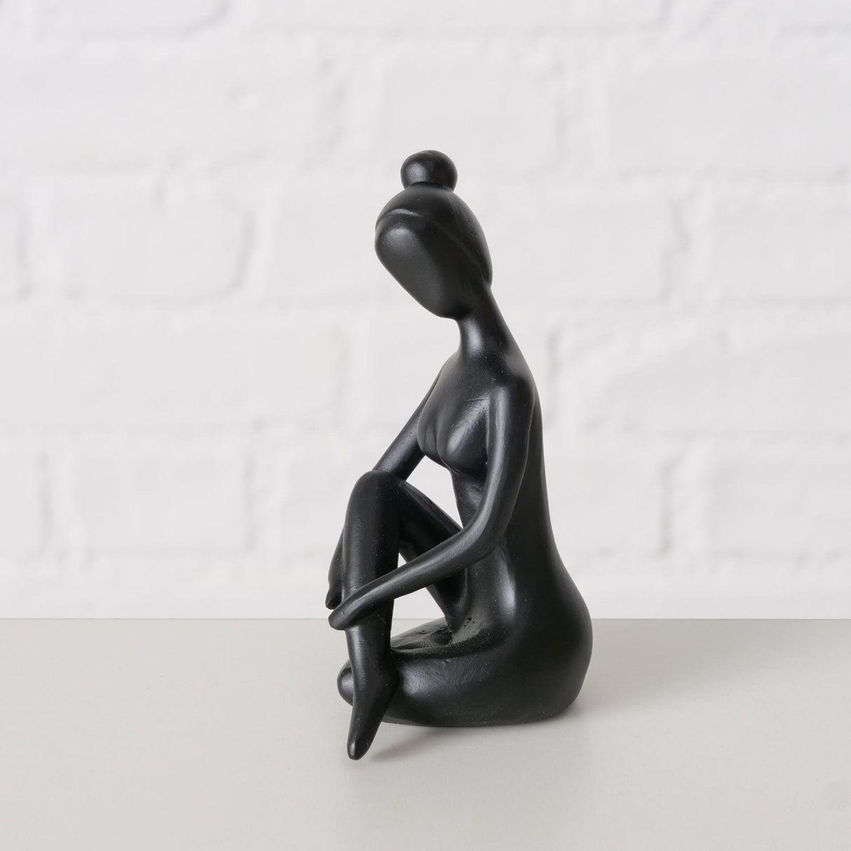 Boltze Home Statue Yoga Frau aus schwarzer Keramik H10cm