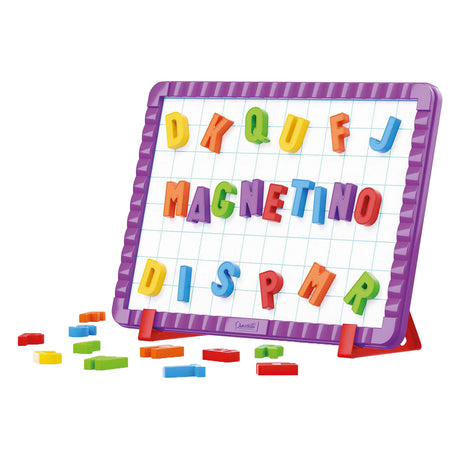 Lernspielzeug mit Magnettafel von Quercetti mit mehrfarbigen Magnetbuchstaben.