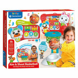 Clementoni-Baby zielt und schießt Basketball