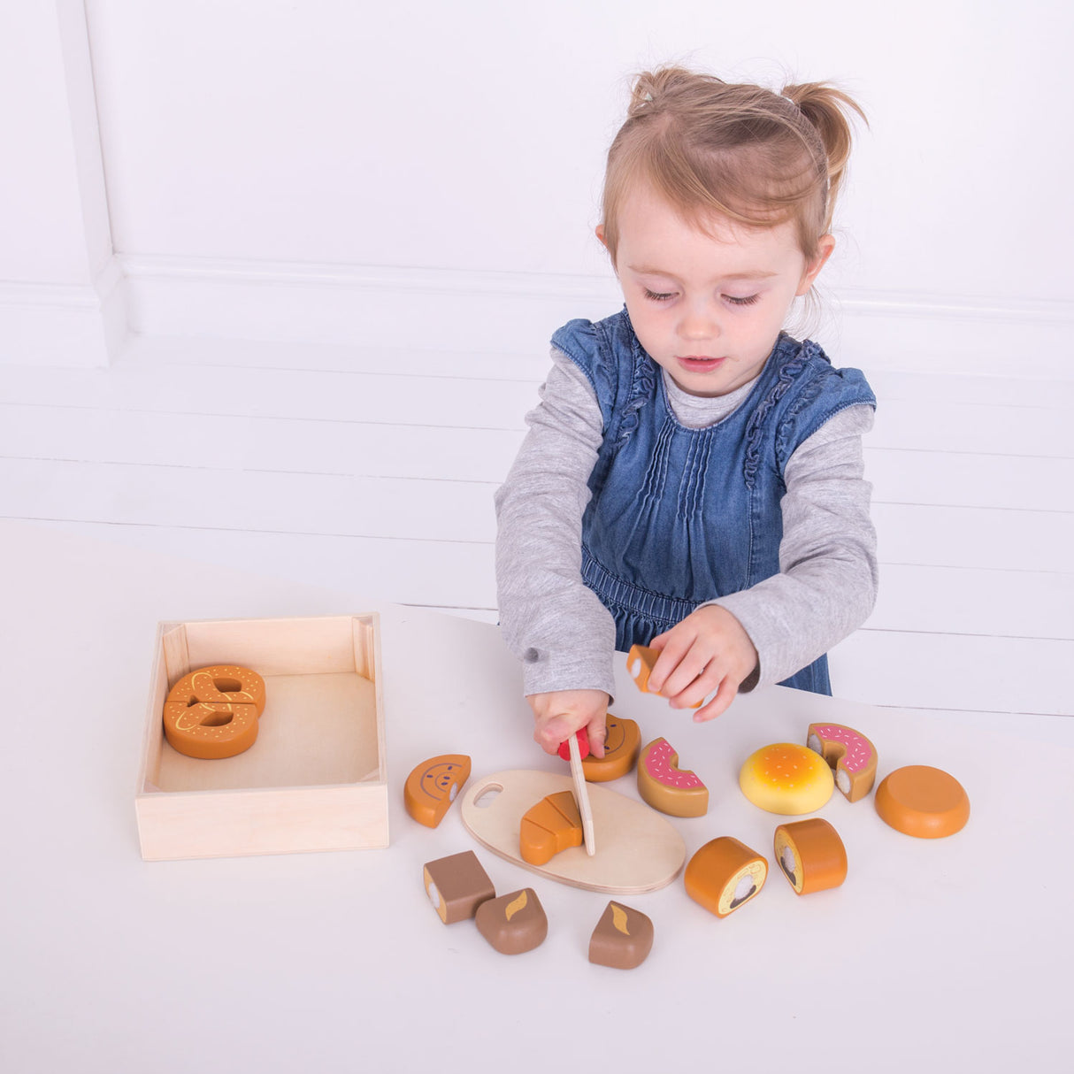 Bigjigs Holzkiste mit geschnittenem Brot, 17 Stück.