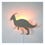 Aus Tjalle und Jaspis – Dino-Wandleuchte Parasaurolopus – Holz