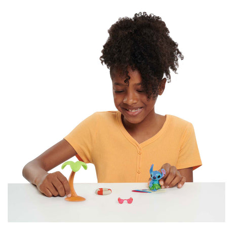 Spectron Stitch-Spielfigur mit Surfbrett-Spielset, 5-teilig.