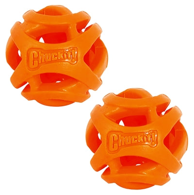 Chuckit atmet nach rechts und apportiert den kleinen orangefarbenen Ball