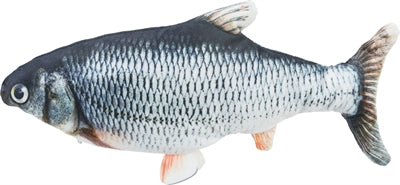Trixie bespritzt Fische mit Stoffkatzenminze