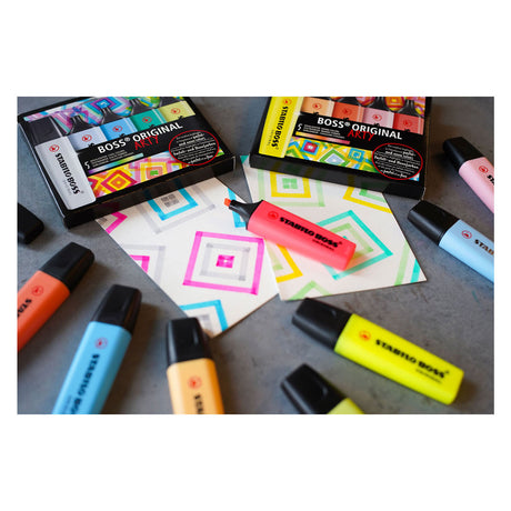Stabilo Boss Original – Textmarker – Arty – 23-teiliges Schreibtischset