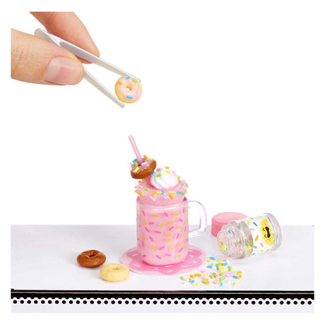 Miniverse macht es zu Mini-Lebensmitteln: Dinner-Serie 4 – Bastelset – Miniaturen herstellen – Snacks und Getränke – inklusive Tisch