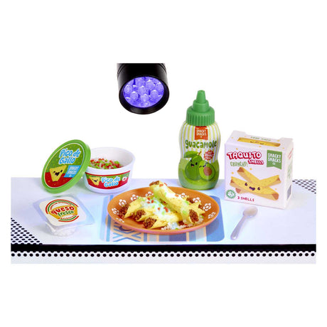 Miniverse macht es zu Mini-Lebensmitteln: Dinner-Serie 4 – Bastelset – Miniaturen herstellen – Snacks und Getränke – inklusive Tisch