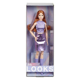 Mattel sieht aus wie eine Modepuppe mit roten Haaren und einem lila Outfit