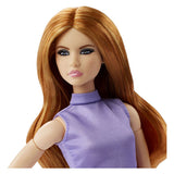 Mattel sieht aus wie eine Modepuppe mit roten Haaren und einem lila Outfit