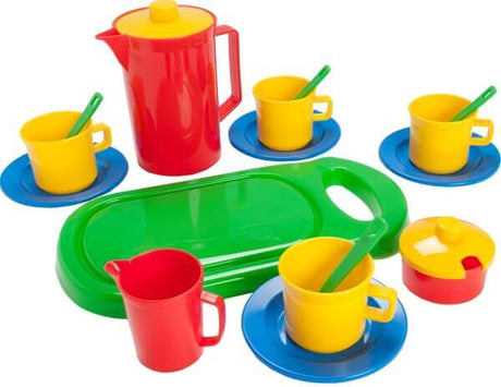 Verschiedenes Kaffeegeschirr mit Schneidebrett