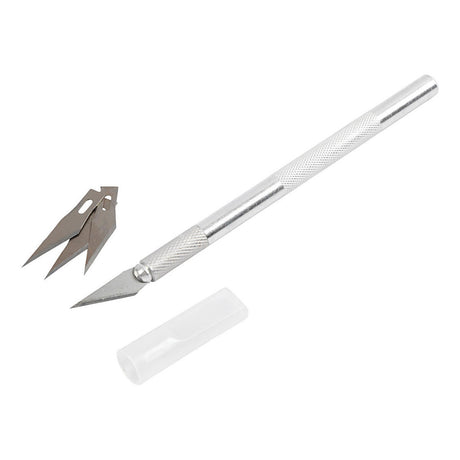 Kreativfirma schneidet Messer mit 3 Klingen