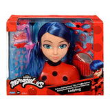Bandai – Miraculous Ladybug – Miraculous Deluxe-Stylingkopf 21 cm – Marienkäfer-Stylingkopf + 30 Zubehörteile, Clips, Bänder, Schmuck – Miraculous offiziell lizenziert – Kinderspielzeug ab 4 Jahren – P50247