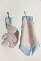 Kuschelhase grau mit blauen Ohren. 26