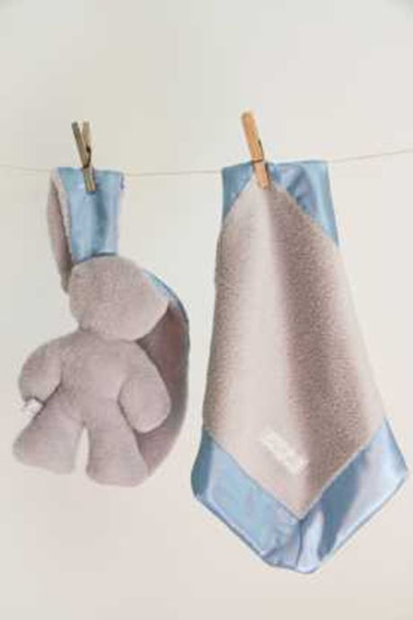 Kuschelhase grau mit blauen Ohren. 26