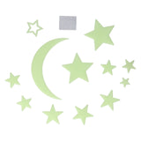 Im Dunkeln leuchtender Mond und Sterne
