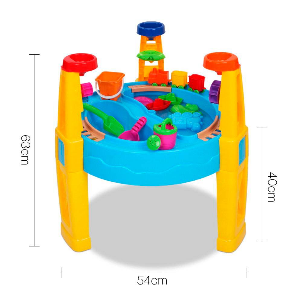 Sandwasserspielplatz mit Sonnenschirm