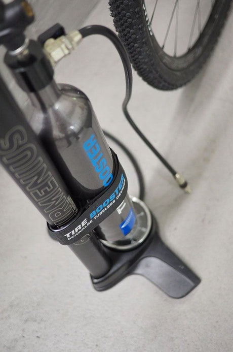 Schwalbe – Tire Booster Tubeless-Fahrradpumpe inklusive Befestigungsgurt