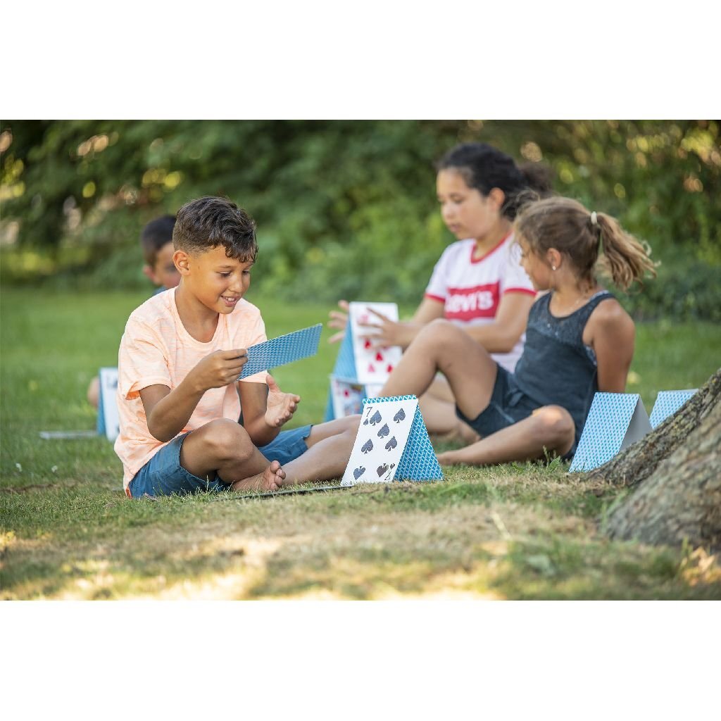 Spielen Sie im Freien ein großes Kartenspiel