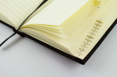 Kangaro k-5105 Alphabetbuch A5 A-Z Leinen Hardcover schwarz, 208 Seiten, Leseband, elastisch