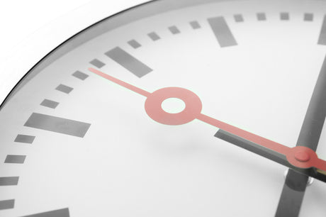 Nexttime Station – Wanduhr Tischuhr – 19 cm – Aluminium gebürstet – Weiß