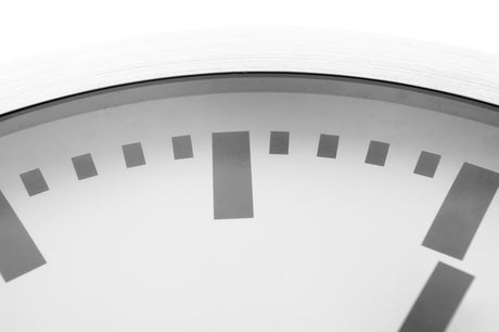 Nexttime Station – Wanduhr Tischuhr – 19 cm – Aluminium gebürstet – Weiß