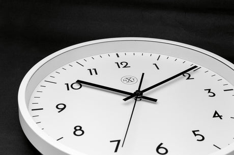 Nexttime nxt easy big – Wanduhr – 30 cm – Kunststoff – weiß – geräuschlos