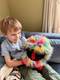 The Puppet Company Handpuppe Regenbogenmonster 35 cm Plüschtier.