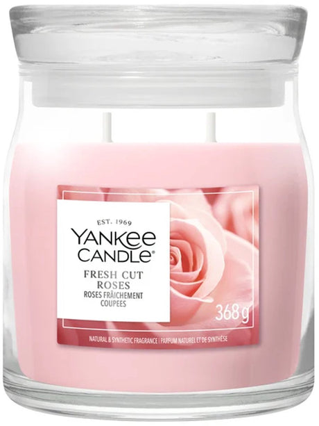 Yankee Candle – mittelgroße Duftkerze mit frischen Schnittrosen – 50 Brennstunden – 2 Dochte