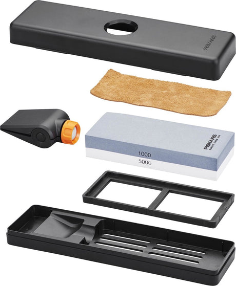 Fiskars Messerschärfer-Set – Wetzstein Premium – Schleifstein für Messer – mit zwei Schärfstärken, Schärfwinkelführung und Polierleder