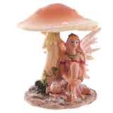 Blumenfee ruht unter Pilz