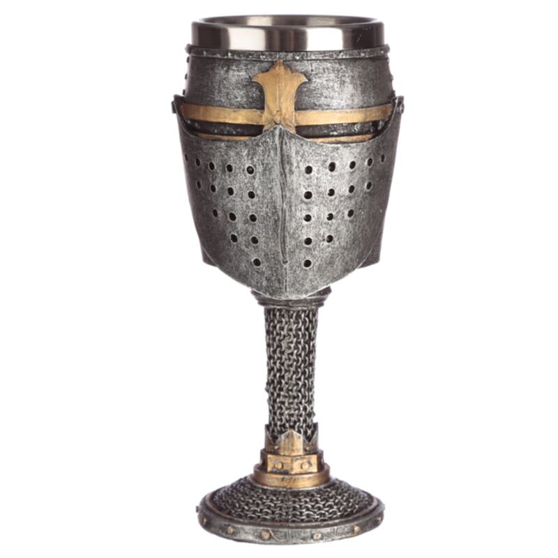 Mittelalterlicher Ritterhelm, Kettenhemd, dekorativer Kelch