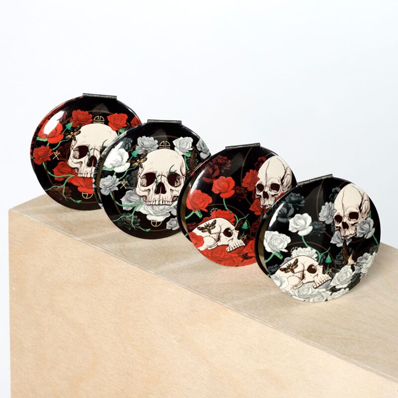 Kompakter Schminkspiegel mit Totenkopf und Rosen
