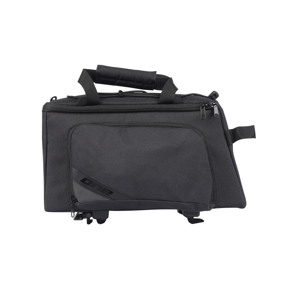Eine abnehmbare Gepäckträgertasche in Schwarz