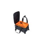 Basilikum Miles Gepäck Thringa -Tasche - Sporty Fahrradbeutel für Männer und Frauen - Schwarz Orange - wasserdicht - 7 Liter