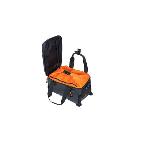 Basilikum Miles Gepäck Thringa -Tasche - Sporty Fahrradbeutel für Männer und Frauen - Schwarz Orange - wasserdicht - 7 Liter