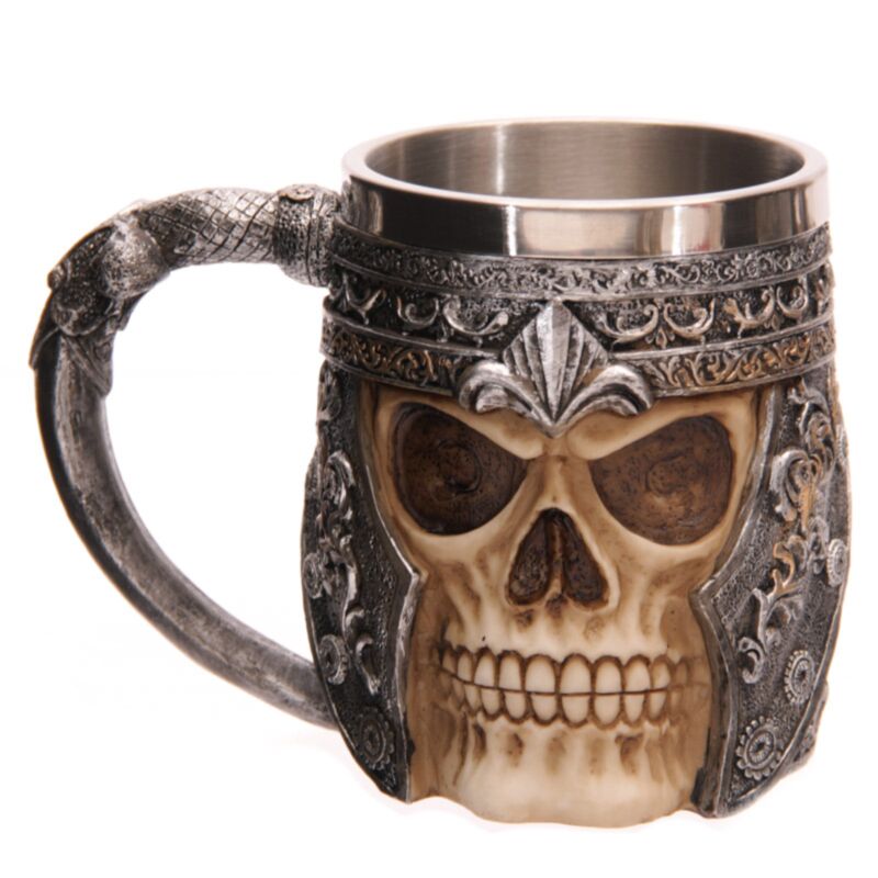 Dekorative Tasse mit Totenkopf-Krieger