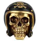Goldschädel im Motorradhelm als Wohnaccessoire